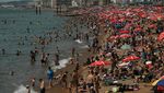 Ribuan Warga Inggris Padati Pantai di Tengah Gelombang Panas