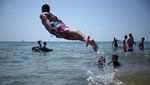 Ribuan Warga Inggris Padati Pantai di Tengah Gelombang Panas