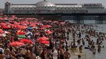 Ribuan Warga Inggris Padati Pantai di Tengah Gelombang Panas
