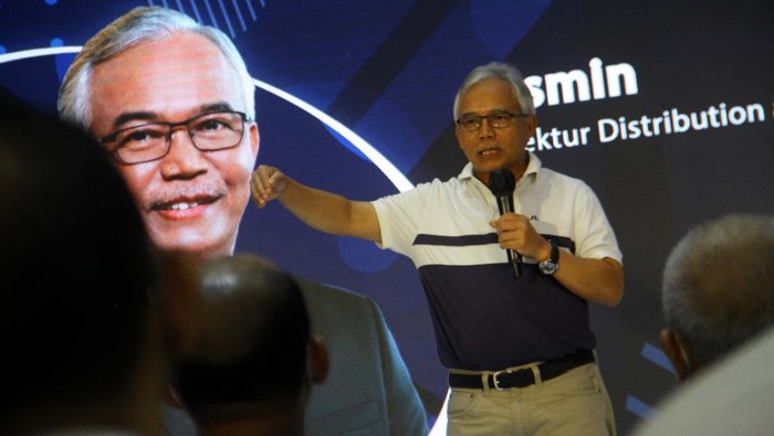 Roadshow Tabungan Bisnis Direktur Distribution & Funding Bank BTN Jasmin bersama legenda bulutangkis Indonesia Alan Budikusuma dan Susi Susanti berbincang dengan pemilik toko di Pasar Metro Tanah Abang dalam acara Roadshow Tabungan Bisnis di Jakarta, Senin (18/7). Bank BTN akan melakukan Roadshow Tabungan Bisnis diberbagai daerah antara lain Jakarta, Pontianak, Bandung, Surabaya, Semarang dan Medan. Dengan Tabungan Bisnis ini diharapkan mampu meningkatkan Dana Pihak Ketiga ritel perseroan melalui pengembangan Current Account and Saving Account berbasis transaksional.