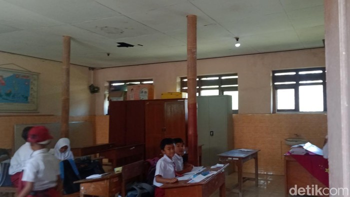Ruangan kelas SDN 1 Bumiharjo, Kemalang, Klaten ditopang bambu, Senin (18/7/2022).