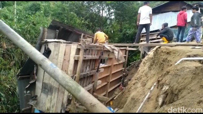 Rumah ambruk di Mamasa, Sulbar.