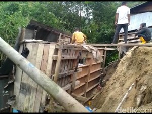 Rumah di Mamasa Ambruk gegara Tanah Amblas, 8 Penghuni Selamat