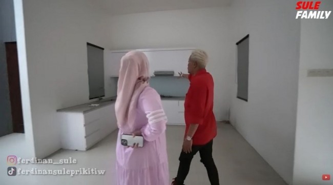 Warna putih mendominasi seluruh dinding rumah, termasuk bagian dapur. Meski belum ditempati, dapur sudah dalam bentuk kitchen set yang lengkap dengan penyedot asap dan kompor induksi. (Foto: YouTube/Sule Family)