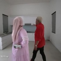 Warna putih mendominasi seluruh dinding rumah, termasuk bagian dapur. Meski belum ditempati, dapur sudah dalam bentuk kitchen set yang lengkap dengan penyedot asap dan kompor induksi. (Foto: YouTube/Sule Family)