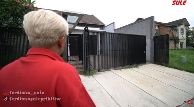 Tahun lalu sebelum bercerai, Sule memberikan hadiah rumah untuk Nathalie Holscher dalam rangka merayakan hari jadi pernikahan mereka. Tampak depan, rumah tersebut berdesain minimalis modern. (Foto: YouTube/Sule Family)