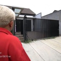 Tahun lalu sebelum bercerai, Sule memberikan hadiah rumah untuk Nathalie Holscher dalam rangka merayakan hari jadi pernikahan mereka. Tampak depan, rumah tersebut berdesain minimalis modern. (Foto: YouTube/Sule Family)