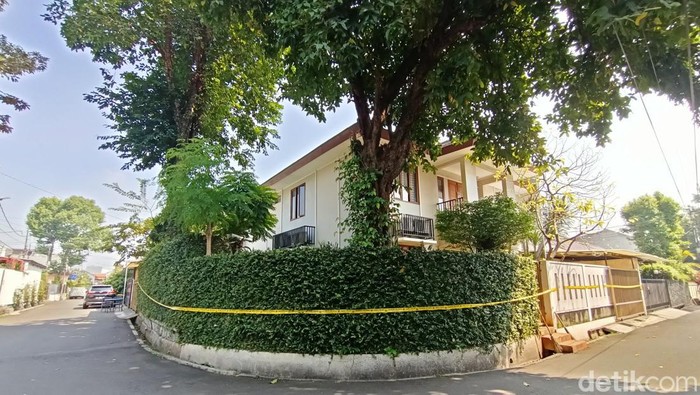 Rumah singgah Kadiv Propam Polri Irjen Ferdy Sambo di Jaksel masih dipasangi garis polisi. Kini garis polisi tersebut dipasang mengelilingi rumah tersebut. (dok detikcom) Rumah singgah Kadiv Propam Polri Irjen Ferdy Sambo di Jaksel masih dipasangi garis polisi. Kini garis polisi tersebut dipasang mengelilingi rumah tersebut. (dok detikcom)