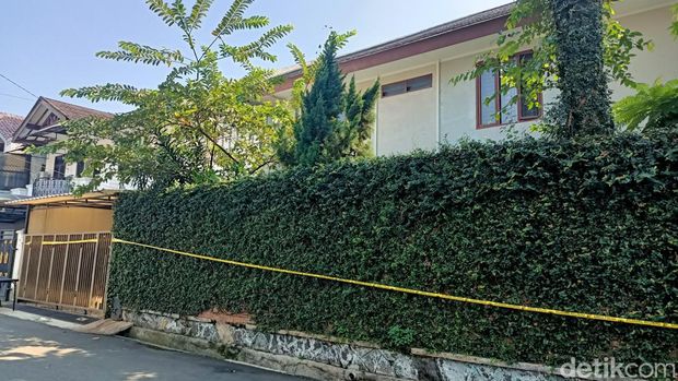 Rumah singgah Kadiv Propam Polri Irjen Ferdy Sambo di Jaksel masih dipasangi garis polisi. Kini garis polisi tersebut dipasang mengelilingi rumah tersebut. (dok detikcom)