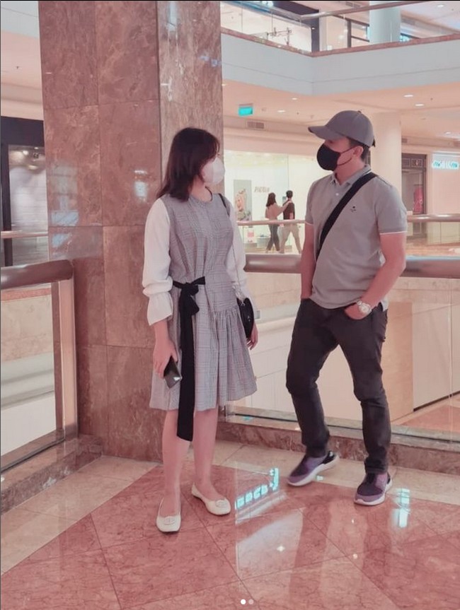 Meskipun masih duduk di bangku SMP, Zemma terlihat tinggi bahkan hampir melampaui tinggi orang tuanya. Pesona Zemma pun tak kalah dengan selebriti muda Tanah Air.  Foto: Dok. Instagram @sahrulgunawanofficial.