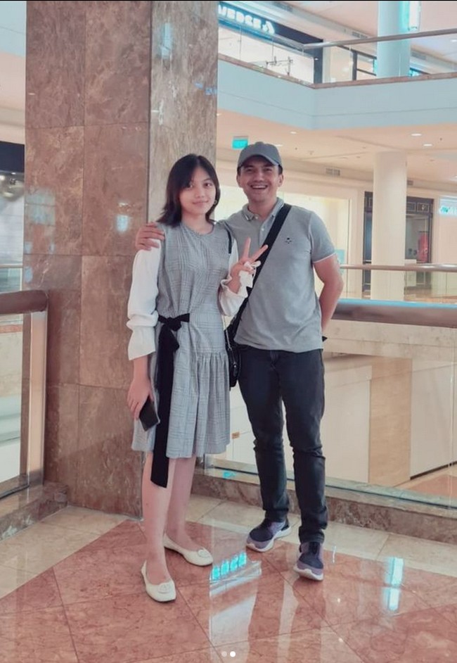 Sahrul Gunawan mengabadikan momen saat ke mall bersama Zemma. Sahrul menuliskan caption seolah sedang bersama pacar di akun Instagramnya. Sama pacar.. eh, anak!😁🙈, tulis Sahrul. Warganet mengatakan jika wajah Sahrul awet muda. Bapaknya awet muda ya Allah pengen sekali😂, kagum @bayzareffendi. Bapaknya gak bisa tua🤭, timpal akun @rafie_khair. Foto: Dok. Instagram @sahrulgunawanofficial.
