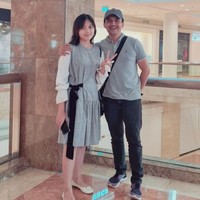 Sahrul Gunawan mengabadikan momen saat ke mall bersama Zemma. Sahrul menuliskan caption seolah sedang bersama pacar di akun Instagramnya. Sama pacar.. eh, anak!😁🙈, tulis Sahrul. Warganet mengatakan jika wajah Sahrul awet muda. Bapaknya awet muda ya Allah pengen sekali😂, kagum @bayzareffendi. Bapaknya gak bisa tua🤭, timpal akun @rafie_khair. Foto: Dok. Instagram @sahrulgunawanofficial.