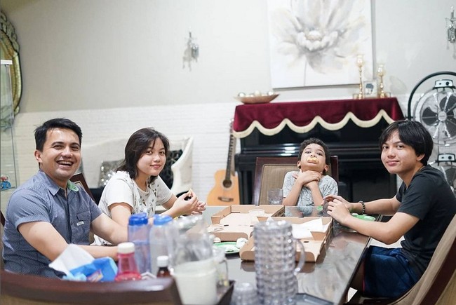 Sahrul Gunawan telah resmi bercerai dengan Indriani Hadi sejak 2016. Sahrul dan Indri bercerai karena ada perbedaan prinsip antara keduanya. Semenjak berpisah Sahrul kerap mengunggah kebersamaannya bersama ketiga buah hati. Foto: Dok. Instagram @sahrulgunawanofficial.