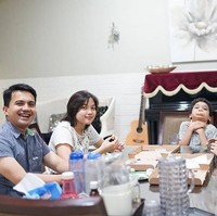 Sahrul Gunawan telah resmi bercerai dengan Indriani Hadi sejak 2016. Sahrul dan Indri bercerai karena ada perbedaan prinsip antara keduanya. Semenjak berpisah Sahrul kerap mengunggah kebersamaannya bersama ketiga buah hati. Foto: Dok. Instagram @sahrulgunawanofficial.