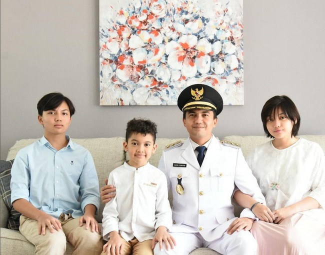 H. Sahrul Gunawan, S.E. mengawali kariernya dari dunia modeling, kemudian merambah ke dunia tarik suara dan akting hingga politik. Kini ia menjabat sebagai Wakil Bupati Bandung periode 2021–2026. Foto: Dok. Instagram @sahrulgunawanofficial.