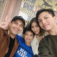 Pria dengan nama panggilan Alul ini sempat menjalin hubungan taaruf dengan seorang wanita bernama Amanda Restiani. Amanda merupakan hijabers cantik lulusan dari pesantren tahun 2017. Keduanya berencana menggelar akad nikah pada 22 Juli 2017 namun diundur ke 12 Agustus 2017. Hal ini lantaran ibunda Sahrul, Hasanah dalam perawatan. Setelah ibunda Sahrul meninggal dunia pada 21 Juni 2017, rencana akad nikah itu batal. Hingga kini Sahrul belum menikah lagi setelah cerai. Foto: Dok. Instagram @sahrulgunawanofficial.