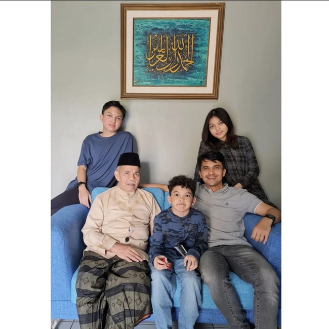 Inilah kebersamaan Sahrul Gunawan bersama tiga buah hatinya, termasuk anaknya Raihana yang kerap dikira calon istrinya. Foto: Dok. Instagram @sahrulgunawanofficial.