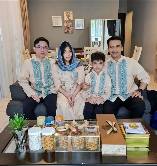 Raihana Zemma Gunawan lahir pada 28 Januari 2009. Menariknya, tanggal ulang tahunnya sama dengan sang ibu, Indriani Hadi. Zemma kini tumbuh semakin besar dan cantik.  Foto: Dok. Instagram @sahrulgunawanofficial.