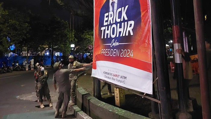 Satpol PP Kota Malang mencopot Baliho Erick Thohir