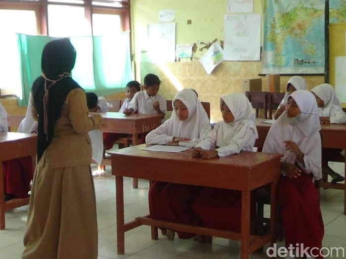SDN Meddelan Sumenep mengumpulkan seluruh siswanya di hari pertama sekolah tahun ajaran baru