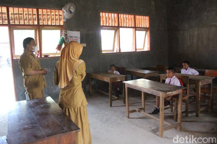 SDN Ngrimbi 2 Kecamatan Bareng, Jombang yang kekurangan murid sekaligus kekurangan ruangan dan guru.