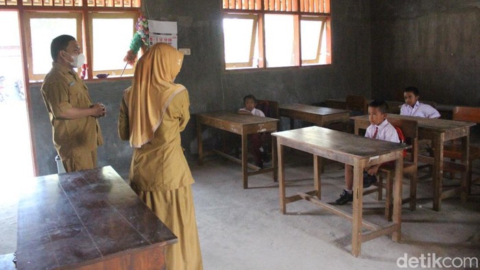 SDN Ngrimbi 2 Kecamatan Bareng, Jombang yang kekurangan murid sekaligus kekurangan ruangan dan guru.