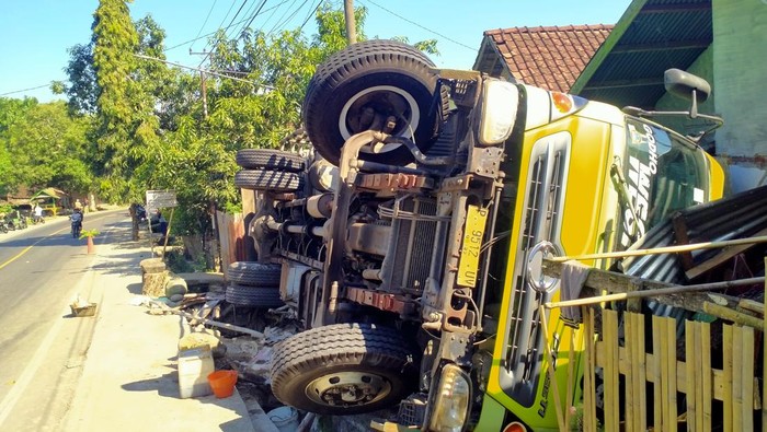 Sebuah truk yang memuat 12 ton minimum kemasan, bergerak mundurhingga menimpa rumah warga di Kelurahan Doro Tanga, Kecamatan Dompu, NTB, Senin (18/7/2022).