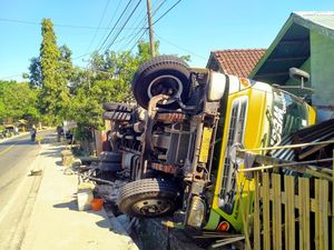 Bergerak Mundur, Truk Muat 12 Ton Minuman Timpa Rumah Warga Dompu