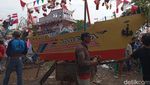 Potret Sedekah Laut di Desa Citemu Cirebon, Meriah Banget!