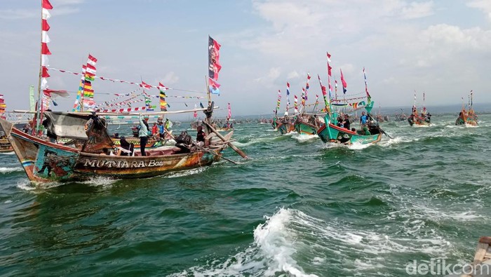 Sedekah laut di Desa Citemu, Kabupaten Cirebon.