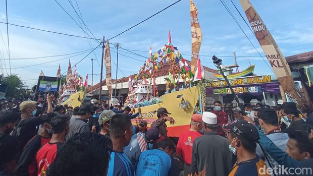 Sedekah laut di Desa Citemu, Kabupaten Cirebon.
