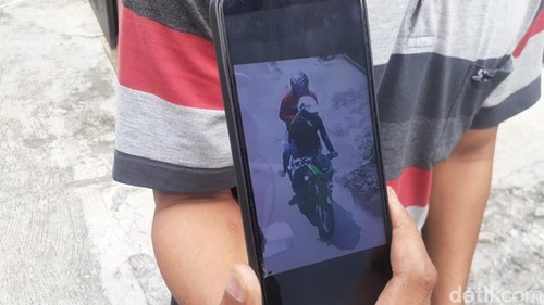 Sekuriti di Jalan Cemara Semarang menunjukkan potongan video CCTV terduga pelaku penembakan istri TNI, Senin (18/7/2022).