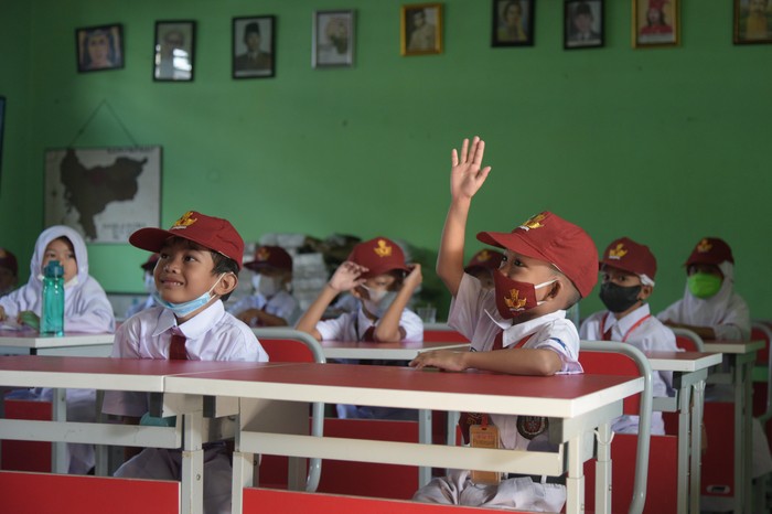 Seorang siswa kelas satu sekolah dasar mengangkat tangan pada perkenalan hari pertama masuk sekolah di SDN Pengasinan VIII, Bekasi, Jawa Barat, Senin (18/7/2022). Pada hari pertama masuk sekolah, siswa menjalani masa perkenalan lingkungan sekolah (MPLS) yang diisi dengan perkenalan antara siswa, guru, dan lingkungan sekolah di tahun ajaran baru 2022/2023. FOTO ANTARA/Paramayuda/hp.