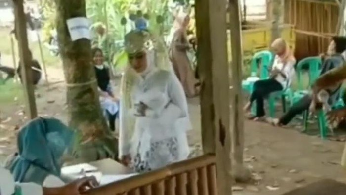 Seorang pengantin perempuan rela tinggalkan sementara pelaminan demi ijut Mencoblos di Pilkades Serentak