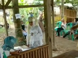 Viral Pengantin Wanita Tinggalkan Pelaminan demi Coblos di Pilkades