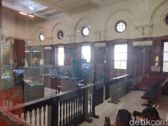 Sidang perdana Mas Bechi