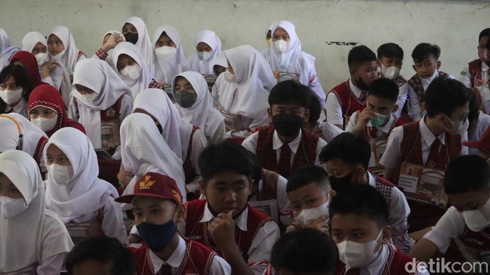 Siswa baru SMPN 51 Bandung antusias ikuti kegiatan masa pengenalan lingkungan sekolah (MPLS) pada tahun ajaran baru 2022 ini, Senin (18/7/2022). Siswa baru SMPN 51 Bandung antusias ikuti kegiatan masa pengenalan lingkungan sekolah (MPLS) pada tahun ajaran baru 2022 ini, Senin (18/7/2022).