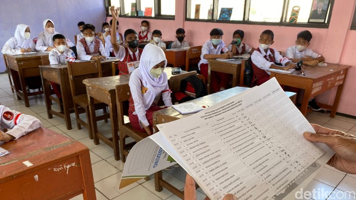 Siswa baru SMPN 51 Bandung antusias ikuti kegiatan masa pengenalan lingkungan sekolah (MPLS) pada tahun ajaran baru 2022 ini, Senin (18/7/2022).