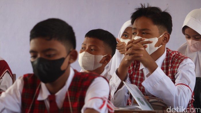 Siswa baru SMPN 51 Bandung antusias ikuti kegiatan masa pengenalan lingkungan sekolah (MPLS) pada tahun ajaran baru 2022 ini, Senin (18/7/2022).
