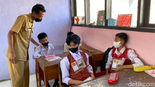Siswa baru SMPN 51 Bandung antusias ikuti kegiatan masa pengenalan lingkungan sekolah (MPLS) pada tahun ajaran baru 2022 ini, Senin (18/7/2022).