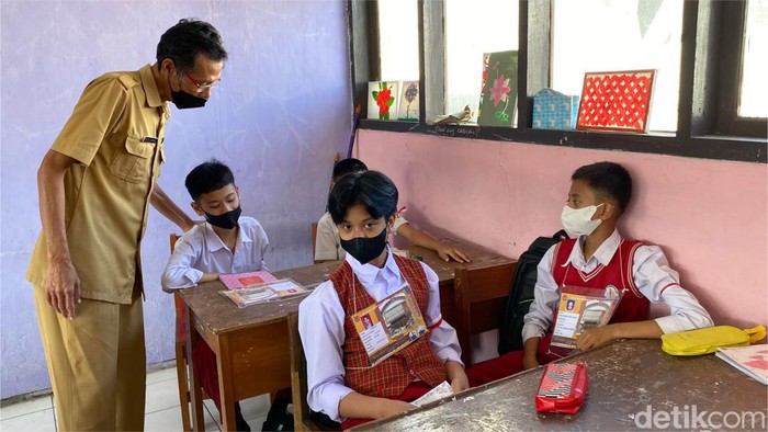 Siswa baru SMPN 51 Bandung antusias ikuti kegiatan masa pengenalan lingkungan sekolah (MPLS) pada tahun ajaran baru 2022 ini, Senin (18/7/2022).