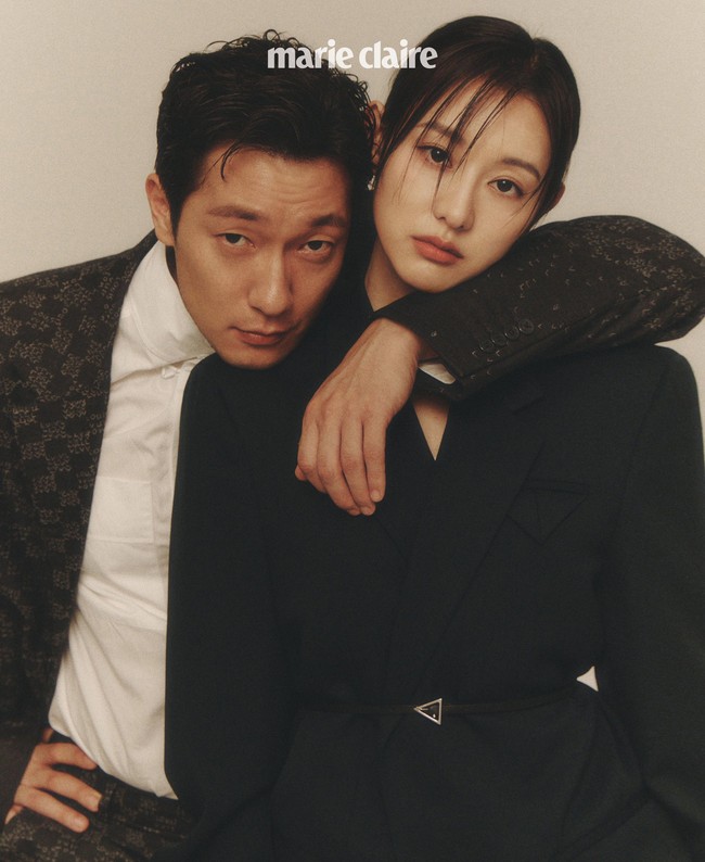 Son Suk Ku dan Kim Ji Won menjalani pemotretan bersama Marie Claire usai membintangi drama Korea My Liberation Notes. Selama penayangan My Liberation Notes, keduanya menjadi salah satu pasangan drama Korea terhangat. Foto: dok. Marie Claire