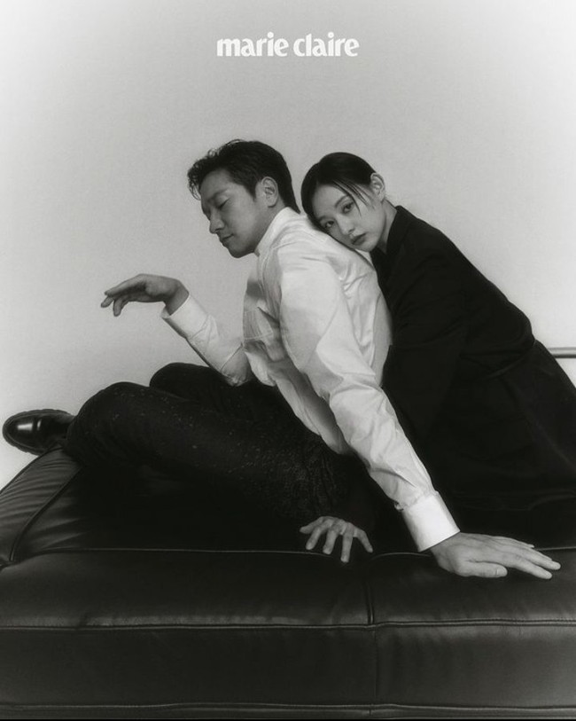 Tak sedikit yang berharap Son Suk Ku dan Kim Ji Won terlibat cinta lokasi. Pemotretan keduanya pun disebut-sebut prewedding. Foto: dok. Marie Claire