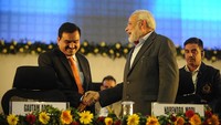 Gautam merupakan pengusaha di bidang infrastruktur di mana ia memiliki saham di enam perusahaan publik di bidang listrik, energi hijau, gas, pelabuhan dan lainnya. (Hindustan Times/Getty Images)  