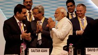 Pada bulan Juni, Gautam Adani dan keluarganya berjanji untuk mendonasikan 600 miliar rupee (US$7,7 miliar) ke berbagai kegiatan sosial. (Hindustan Times/Getty Images)  