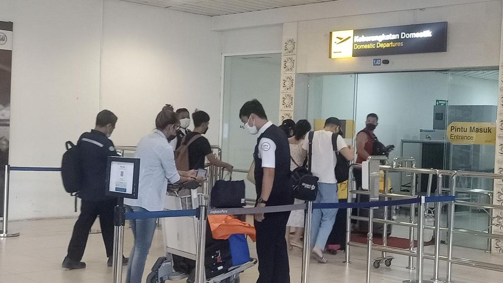 Penumpang Pesawat di Bandara Ngurah Rai Keberatan soal Wajib Booster