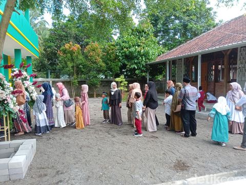 Suasana hari pertama masuk sekolah di Pangandaran.