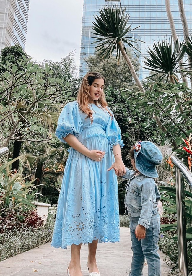 Sambil pamer baby bump, melalui keterangan di unggahannya Tasya Farasya mengatakan jika saat ini usia kehamilannya sudah menginjak 21 minggu. Tasya pun meminta doa kepada para netizen agar kehamilannya bisa berjalan lancar hingga proses persalinan nanti. Foto: Instagram/@tasyafarasya