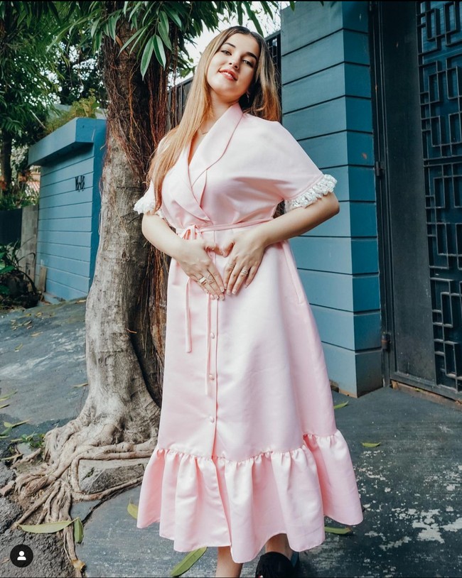 Walaupun sempat dirahasiakan, namun Tasya Farasya belakangan memang sering terlihat mengenakan dress longgar. Seperti dalam foto ini yang tampaknya menjadi sebuah petunjuk jika istri Ahmad Assegaf itu tengah kembali berbadan dua. Foto: Instagram/@tasyafarasya