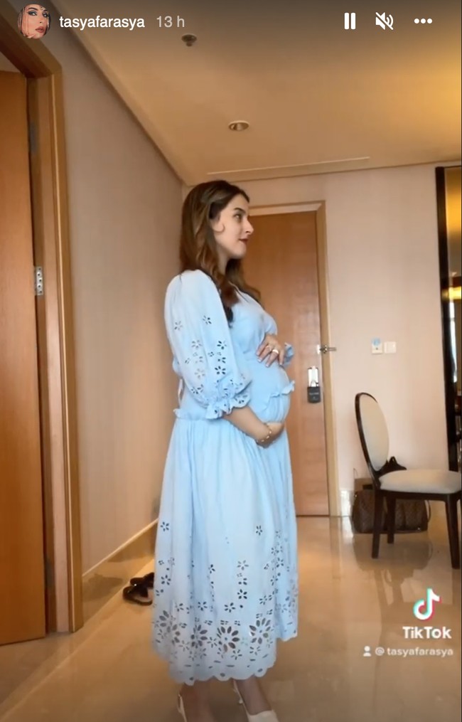 Sambil berpose menyamping memegang perut, baby bump Tasya Farasya kini sudah sangat jelas terlihat. Tak sedikit netizen yang membanjiri unggahannya itu dengan ucapan selamat dan juga doa. Foto: Instagram/@tasyafarasya